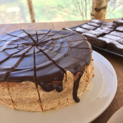 Vår huskaka: en kaka med kräm och karamelliserad mandel